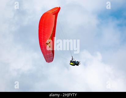 Belmira, Antioquia, Colombia - Novembre 20 2021: Red Parapendio, Extreme Sport al mattino Foto Stock