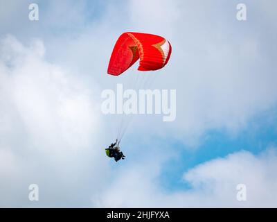 Belmira, Antioquia, Colombia - Novembre 20 2021: Red Parapendio, Extreme Sport al mattino Foto Stock