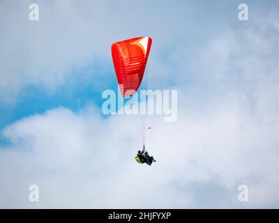 Belmira, Antioquia, Colombia - Novembre 20 2021: Red Parapendio, Extreme Sport al mattino Foto Stock