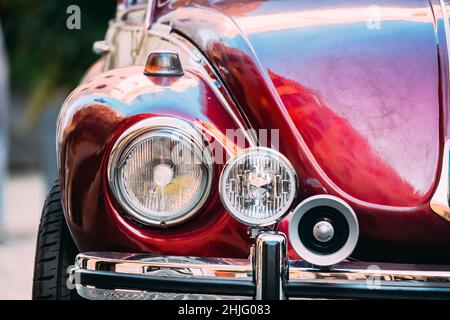 Roma, Italia. Primo piano Faro dell'auto Old retro Vintage Red Color Volkswagen Beetle Car parcheggiata in strada Foto Stock