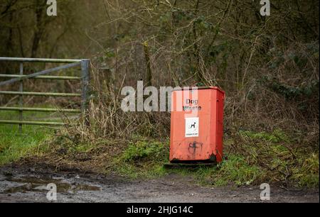 vecchio cestino di poo del cane rosso usato male Foto Stock