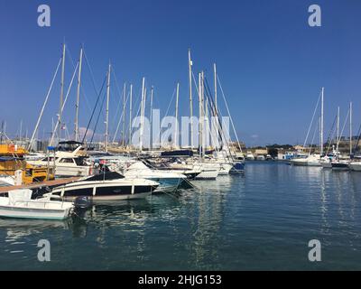 Yacht di lusso ormeggiati nel porto di Valletta a Malta Foto Stock