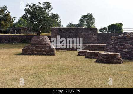 Stupa votiva nel complesso buddista, famoso per il suo Grande Stupa. Sanchi monumenti, Sito Patrimonio Mondiale dell'Umanita', Madhya Pradesh, India. Foto Stock