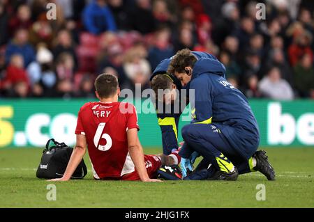 Il Dael Fry di Middlesbrough riceve un trattamento durante la partita del campionato Sky Bet al Riverside Stadium di Middlesbrough. Data foto: Sabato 29 gennaio 2022. Foto Stock