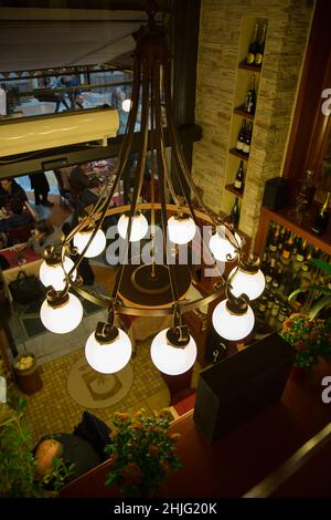 lampadario nel ristorante vista dall'alto Foto Stock