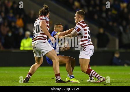 Peter Mataa'utia (3) di Warrington Wolves è affrontato da Brad o'Neill (28) di Wigan Warriors in, il 1/29/2022. (Foto di Craig Thomas/News Images/Sipa USA) Credit: Sipa USA/Alamy Live News Foto Stock