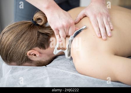 Massaggio con speciale lama massaggiante Foto Stock
