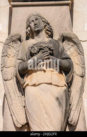 Edicola funeraria con angelo e croce, scultura di M.Sacanell Pou, ( Jaime Burguera Garau), Campos cimitero, Maiorca, Isole Baleari, Spagna Foto Stock