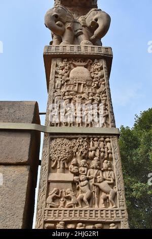 Stupa No 1, North Gateway, Left Pillar, Inside Panel 2: Ajatshatru Visita a Buddha. Pannello 1 :Shakra‚Äôs (Indra) che viene a visitare Buddha alla sua caverna Foto Stock