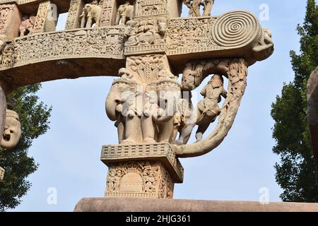 Stupa No 1, North Gateway, vista posteriore architrave. Il Grande Stupa, Sito Patrimonio Mondiale dell'Umanita', Sanchi, Madhya Pradesh, India. Foto Stock