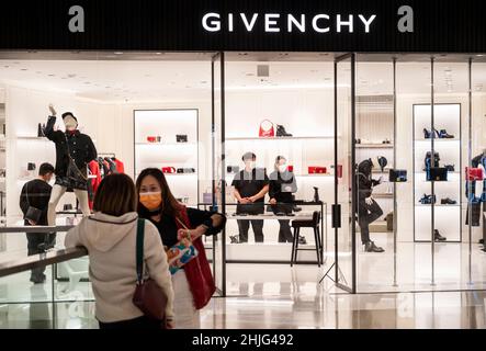 Gli amanti dello shopping sono visti presso il negozio Givenchy, il marchio di moda francese di Hong Kong. Foto Stock