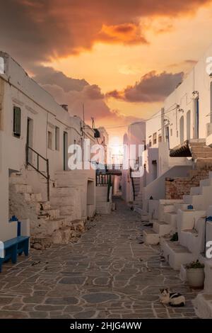 Incredibile tramonto in un pittoresco vicolo del villaggio di Chora, la capitale dell'isola Folegandros, nelle isole Cicladi, Grecia, Europa. Foto Stock