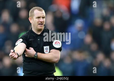 Birkenhead, Regno Unito. 29th Jan 2022. L'arbitro Lee Swabey guarda avanti. EFL Skybet Football League Two match, Tranmere Rovers v Forest Green Rovers at Prenton Park, Birkenhead, Wirral sabato 29th gennaio 2022. Questa immagine può essere utilizzata solo per scopi editoriali. Solo per uso editoriale, licenza richiesta per uso commerciale. Nessun uso in scommesse, giochi o un singolo club/campionato/giocatore publications.pic di Chris Stading/Andrew Orchard sport fotografia/Alamy Live News credito: Andrew Orchard sport fotografia/Alamy Live News Foto Stock