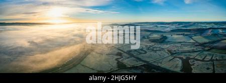 Alba su paludi e fiume exe in nebbia, RSPB Exminster e Powderham Marshe da un drone, Exeter, Devon, Inghilterra Foto Stock