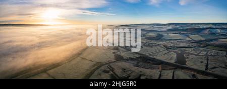 Alba su paludi e fiume exe in nebbia, RSPB Exminster e Powderham Marshe da un drone, Exeter, Devon, Inghilterra Foto Stock