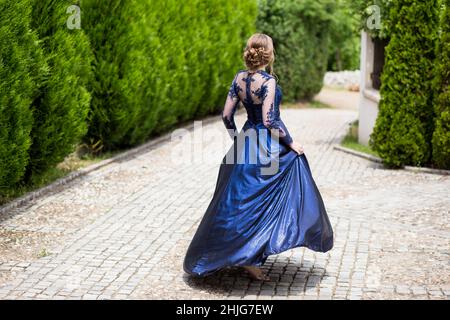 Bella ragazza in elegante abito ultramarino. Pronto per la sua notte di Prom. Foto Stock