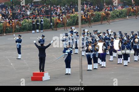 New Delhi, India. 29th Jan 2022. La banda militare dell'Aeronautica militare indiana si esibisce durante la cerimonia del ritiro di battimento nella celebrazione del 73rd Republic Day a Vijay Chowk. Il ritiro di battimento è una cerimonia di tradizione militare secolare che segna la celebrazione ufficiale del giorno di fine Repubblica. L'India commemora i 75th anni di indipendenza quest'anno come Azadi Ka Arit Mahotsav. Credit: SOPA Images Limited/Alamy Live News Foto Stock