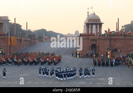 New Delhi, India. 29th Jan 2022. La banda militare dell'Aeronautica militare indiana si esibisce durante la cerimonia del ritiro di battimento nella celebrazione del 73rd Republic Day a Vijay Chowk. Il ritiro di battimento è una cerimonia di tradizione militare secolare che segna la celebrazione ufficiale del giorno di fine Repubblica. L'India commemora i 75th anni di indipendenza quest'anno come Azadi Ka Arit Mahotsav. Credit: SOPA Images Limited/Alamy Live News Foto Stock