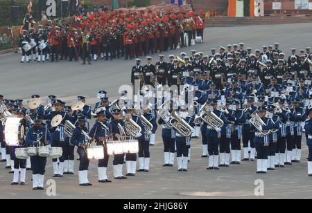 New Delhi, India. 29th Jan 2022. La banda militare dell'Aeronautica militare indiana si esibisce durante la cerimonia del ritiro di battimento nella celebrazione del 73rd Republic Day a Vijay Chowk. Il ritiro di battimento è una cerimonia di tradizione militare secolare che segna la celebrazione ufficiale del giorno di fine Repubblica. L'India commemora i 75th anni di indipendenza quest'anno come Azadi Ka Arit Mahotsav. Credit: SOPA Images Limited/Alamy Live News Foto Stock