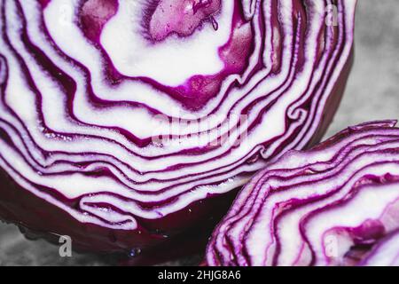 Primo piano di un cavolo rosso crudo a fette Foto Stock