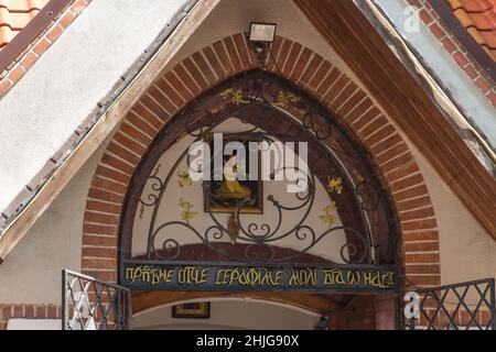 Svetlogorsk, Russia - Agosto 08 2019: Vista dettagliata dell'esterno del Tempio di San Seraphim di Sarov il 08 2019 agosto a Svetlogorsk, Russia. Foto Stock