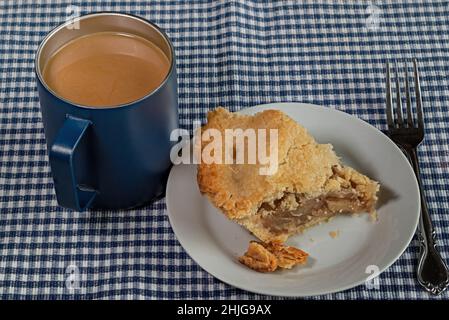 Torta di mele a doppia crosta appena sfornata con una tazza di caffè estratto. Ingredienti della torta includono mele verdi di crostata, zucchero, cannella, farina, Foto Stock