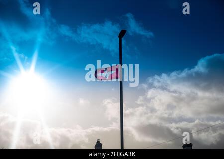 Derry, Regno Unito. 29th Jan 2022. Parachute Regiment Flags volare a Drumahoe, una città situata a 3,2 miglia da Derry/Londonderry. E 'stato visto come insensibile con il 50th anniversario di Bloody Domenica domani (30th gennaio 2022) Credit: Bonzo/Alamy Live News Foto Stock