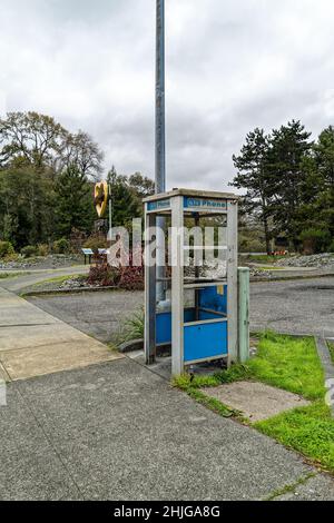 Uno stand blu su un marciapiede a Klamath, Oregon, USA Foto Stock