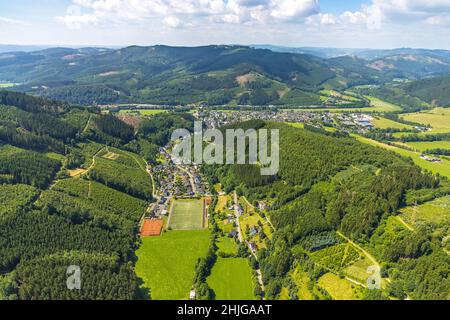 Vista aerea, area boschiva e campi da tennis con formazione per giovani, campo sportivo Rönkhausen, Rönkhausen, Finnentrop, Sauerland, Renania settentrionale-Vestfalia, GE Foto Stock