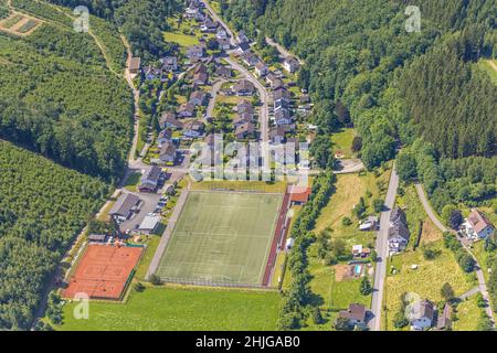 Vista aerea, campi da tennis con formazione per giovani, campo sportivo Rönkhausen, Rönkhausen, Finnentrop, Sauerland, Renania Settentrionale-Vestfalia, Germania, DE, Europ Foto Stock