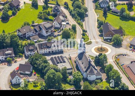 Vista aerea, Chiesa di Sant'Antonio alla rotonda di Kilianstraße a Rönkhausen, Finnentrop, Sauerland, Renania settentrionale-Vestfalia, Germania, luogo di worsh Foto Stock