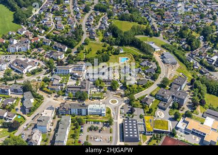 Fotografia aerea, municipio Finnentrop am Markt, piscina Finto, scuola completa Bigge-Lenne, cantiere di costruzione a Kopernikusstraße, Finnen Foto Stock