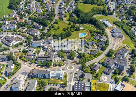 Fotografia aerea, municipio Finnentrop am Markt, piscina Finto, scuola completa Bigge-Lenne, cantiere di costruzione a Kopernikusstraße, Finnen Foto Stock