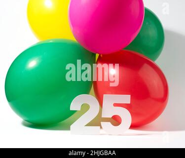 Numero 25 e palloncini colorati rotondi. Compleanno, anniversario, concetto giubilare. Foto Stock