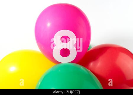 Numero 8 e palloncini colorati rotondi. Compleanno, anniversario, concetto giubilare. Foto Stock