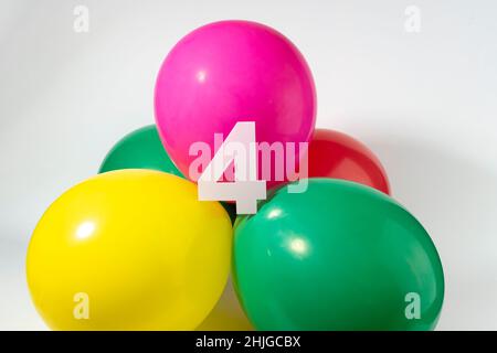 Numero 4 e palloncini colorati rotondi. Compleanno, anniversario, concetto giubilare. Foto Stock