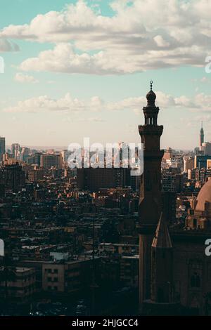 Colpo verticale dei tetti del Cairo, vista dall'area del castello di Salah al DIN. Minareto di Mosksue di fronte, città enorme ed edifici che vanno in lontananza Foto Stock