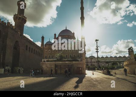 Cairo Egitto Dicembre 2021 Moschea di Muhammad Ali nel centro del Cairo in una giornata calda, turisti che camminano intorno alla zona Foto Stock