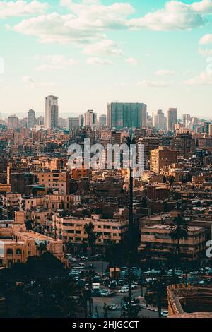 Vista di numerosi edifici e tetti della città del Cairo, città capitale multi milion piena di piccole case e grandi blocchi di appartamenti. Sabbia arancione moo Foto Stock