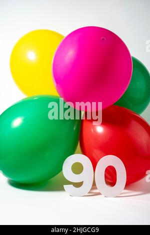 Numero 90 e palloncini colorati rotondi. Compleanno, anniversario, concetto giubilare. Foto Stock