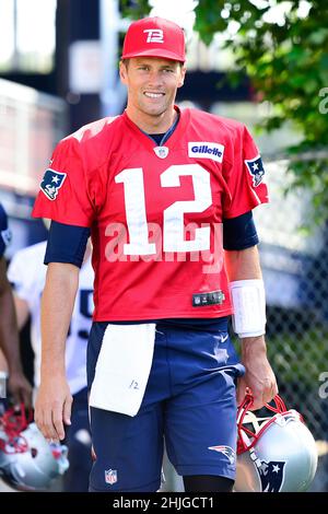 29 gennaio 2022: Fonti multiple riferiscono che il sette volte campione Super Bowl, Tom Brady, annuncerà il suo ritiro dalla NFL. Eric Canha/CSM.28 luglio 2017: Il quarterback dei Patriots del New England Tom Brady (12) cammina verso i campi di pratica per il campo di addestramento dei Patriots del New England tenuto al Gillette Stadium, a Foxborough, Massachusetts. Eric Canha/CSM Foto Stock