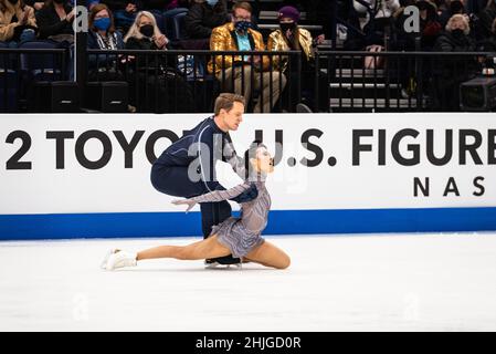 Madison Chock ed Evan Bates competono nel pattino libero di ballo che li ha aiutati a vincere la medaglia d'oro ai campionati nazionali di pattinaggio della figura degli Stati Uniti. Foto Stock