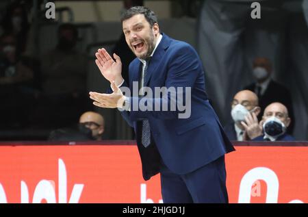 Paolo Galbiati (allenatore di Vanoli basket Cremona) durante la serie A1 campionato italiano LBA di basket partita Segafredo Virtus Bologna Vs. Vanoli Basket Cremona all'Arena Segafredo - Bologna, 29 gennaio 2022 - Foto: Michele Nucci Foto Stock