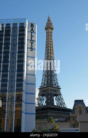 Paradise, NV / USA - 11 gennaio 2020: La Las Vegas di Bally e la Torre Eiffel di Parigi Las Vegas sono mostrate in verticale durante la prima serata. CAES Foto Stock