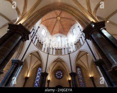 Interno della Chiesa del Tempio che mostra il tetto a cupola nella zona del Tempio di Londra, costruito dai famosi Cavalieri Templari. Londra. Foto Stock