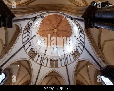 Interno della Chiesa del Tempio che mostra il tetto a cupola nella zona del Tempio di Londra, costruito dai famosi Cavalieri Templari. Londra. Foto Stock