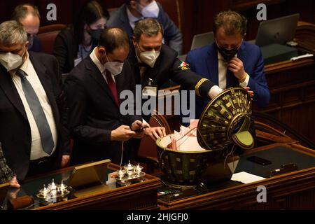 Roma, Italia. 29th Jan 2022. I membri del personale contano le votazioni durante l'ottavo turno di votazioni per eleggere il nuovo presidente italiano a Roma il 29 gennaio 2022. Il Presidente italiano Sergio Mattarella è stato eletto al secondo mandato dal parlamento riunito in seduta congiunta nell'ottava tornata di votazioni di sabato. Credit: Str/Xinhua/Alamy Live News Foto Stock