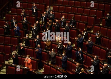 Roma, Italia. 29th Jan 2022. I membri del parlamento italiano festeggiano dopo che il presidente italiano Sergio Mattarella è stato eletto al secondo mandato al termine dell'ottava tornata di votazioni a Roma, in Italia, il 29 gennaio 2022. Il Presidente italiano Sergio Mattarella è stato eletto al secondo mandato dal parlamento riunito in seduta congiunta nell'ottava tornata di votazioni di sabato. Credit: Str/Xinhua/Alamy Live News Foto Stock