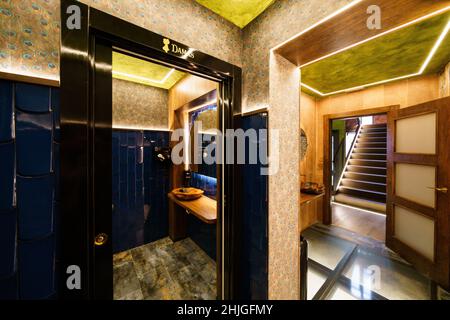 Interno di un bagno in un ristorante di lusso Foto Stock