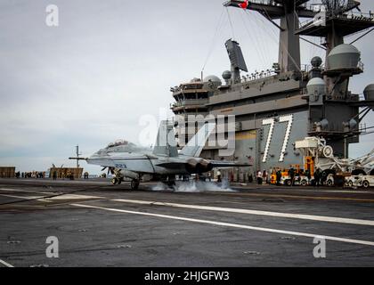 Un aereo F/A-18 e Super Hornet, assegnato allo Strike Fighter Squadron (VFA) 106, atterra sul ponte di volo della portaerei USS George H. W. Bush (CVN 77) durante le operazioni di volo. GHWB fornisce all'autorità di comando nazionale capacità di lotta contro la guerra flessibile e personalizzabile attraverso il gruppo di sciopero del vettore che mantiene la stabilità e la sicurezza marittima al fine di garantire l'accesso, scoraggiare l'aggressione e difendere gli interessi degli Stati Uniti, alleati e partner. (STATI UNITI Foto Navy di Mass Communication Specialist classe 3rd Brandon Roberson) Foto Stock